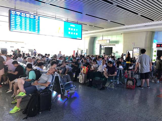 国最小的高铁站,只有两个检票口,位置太少游客只能躺地上