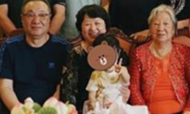 黄晓明被曝离婚孩子财产全部归baby?粉丝团亲自晒照辟谣