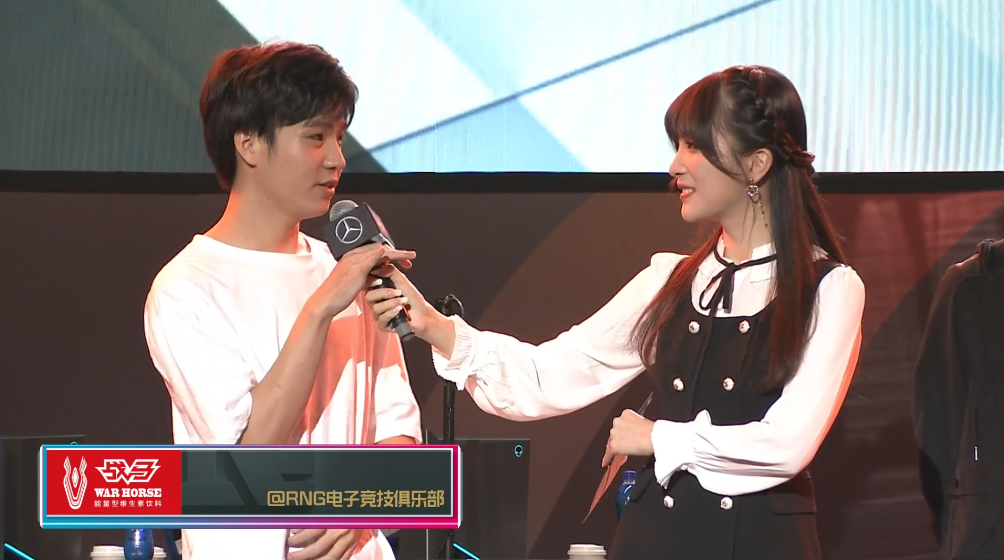 严君泽带“九球女王”潘晓婷观看RNG比赛!两人私下打王者荣耀?
