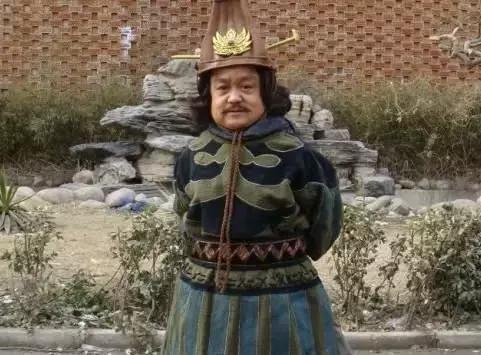 身高1米1的他,因《欢天喜地七仙女》走红,娶妻生子终被抛弃