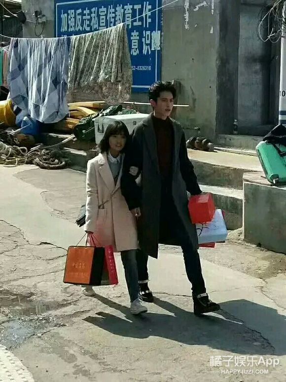 杨超越许魏洲新剧开拍,路透土掉渣?都9012年了国偶怎么还这样