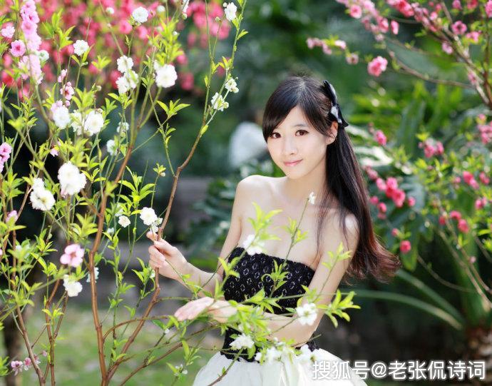 苏轼看到美艳歌女,用14字形容她的美,千年来打动了无数人