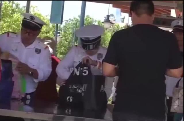 上海迪士尼继续坚持翻包检查,网友称刘亦菲应罢演花木兰进行抵制