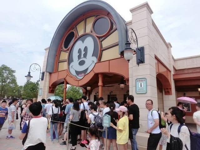 上海迪士尼继续坚持翻包检查,网友称刘亦菲应罢演花木兰进行抵制