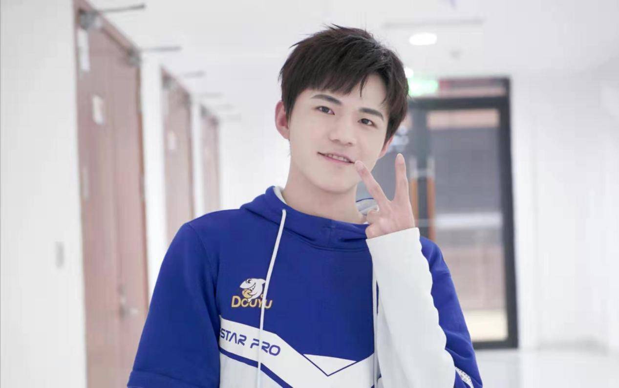 王者荣耀:eStar诺言被“演员”激怒,直播时发火,遭俱乐部处罚