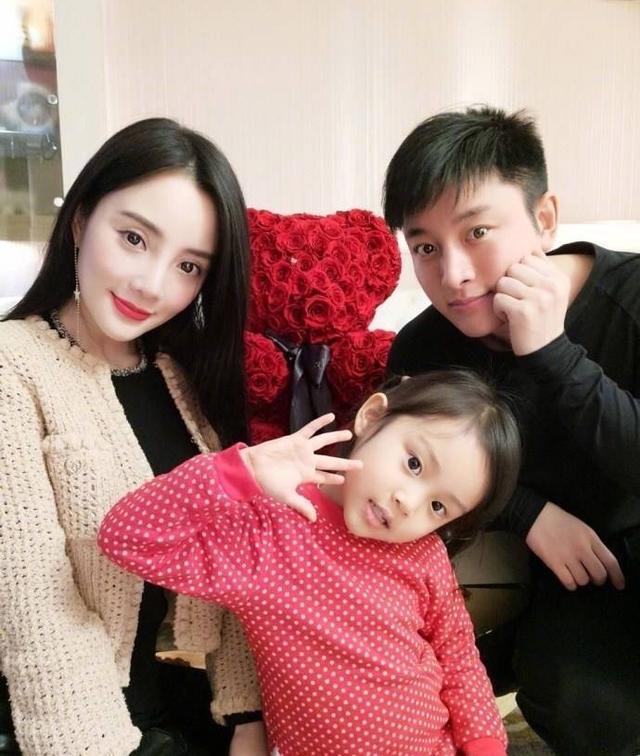 甜馨父女同框,李小璐铁粉疑暗讽贾乃亮故意让被拍,对其充满敌意