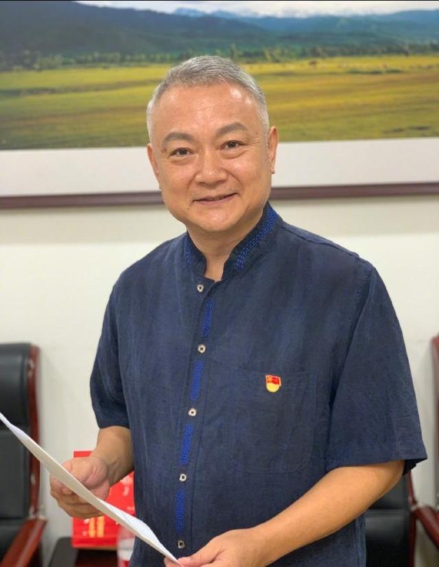56岁欧阳奋强晒近照,昔日粉嫩贾宝玉,撞脸岳云鹏老年妆照片
