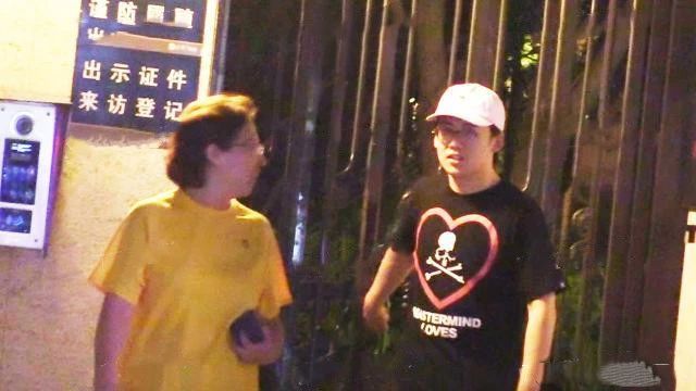 郭麒麟生母胡中惠终于露面,和儿子亲密逛街,身家过亿住高档小区