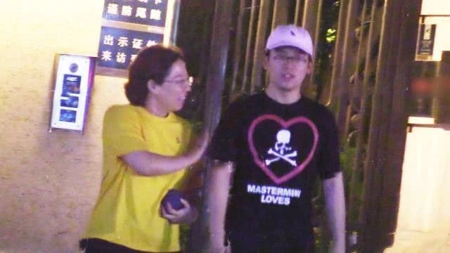 郭麒麟生母胡中惠终于露面,和儿子亲密逛街,身家过亿住高档小区