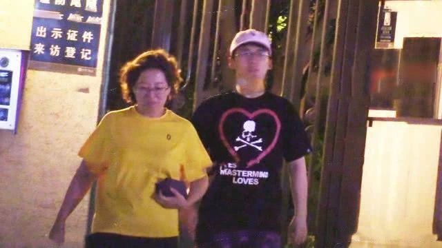 郭麒麟生母胡中惠终于露面,和儿子亲密逛街,身家过亿住高档小区