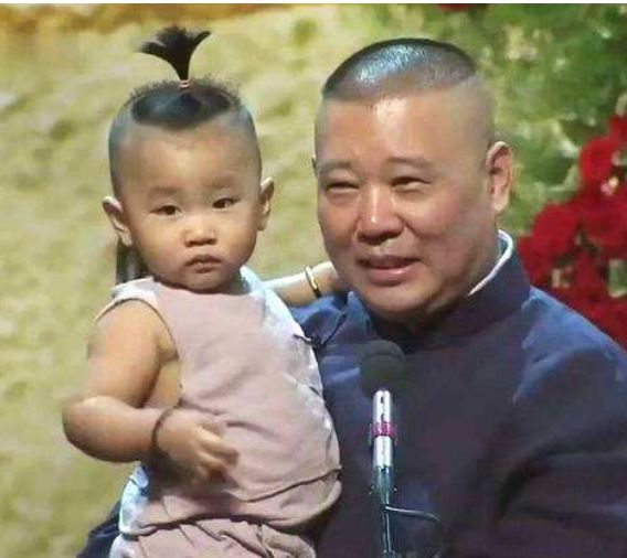郭麒麟生母胡中惠终于露面,和儿子亲密逛街,身家过亿住高档小区