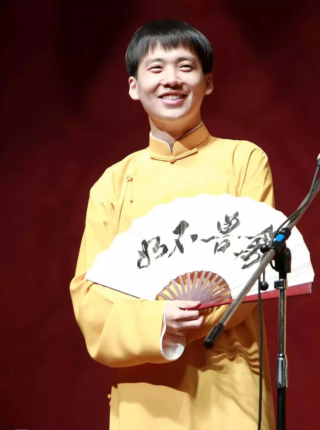 郭麒麟生母胡中惠终于露面,和儿子亲密逛街,身家过亿住高档小区