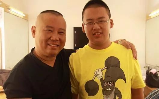 郭麒麟生母胡中惠终于露面,和儿子亲密逛街,身家过亿住高档小区