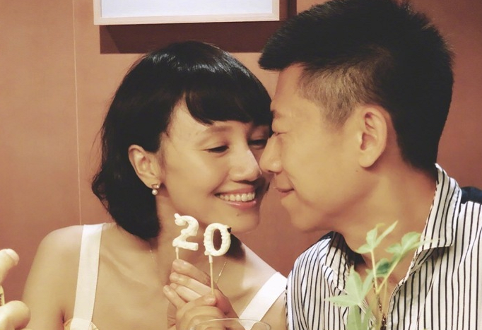 42岁袁泉近照曝光,与影帝丈夫风雨20年,被疑女星插足奉子成婚?