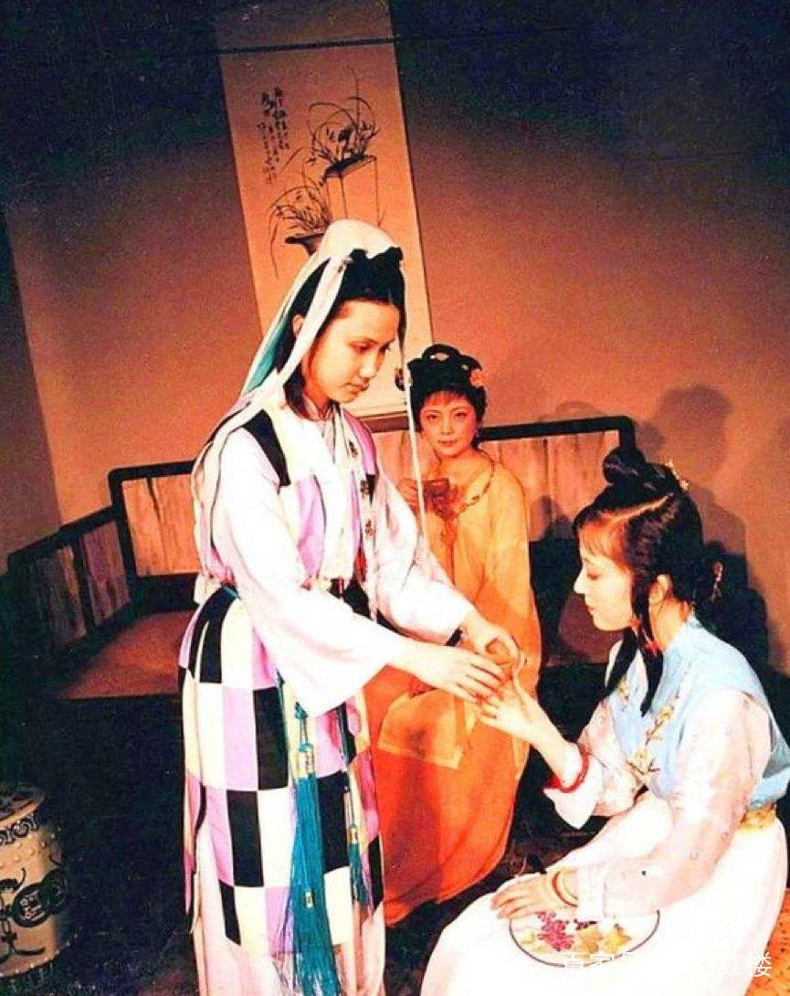 礼待宝钗,嘲讽黛玉?妙玉的真实态度藏在请钗黛品茶的茶具里
