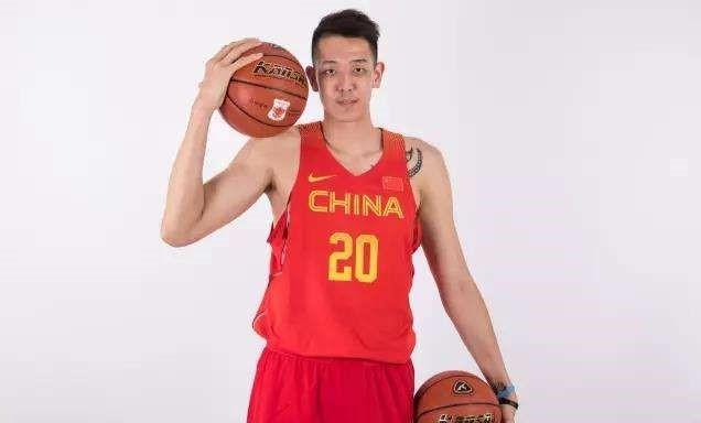 杨毅评李楠名单赌的谁?只带两个前锋?五后卫要拼刺刀么?