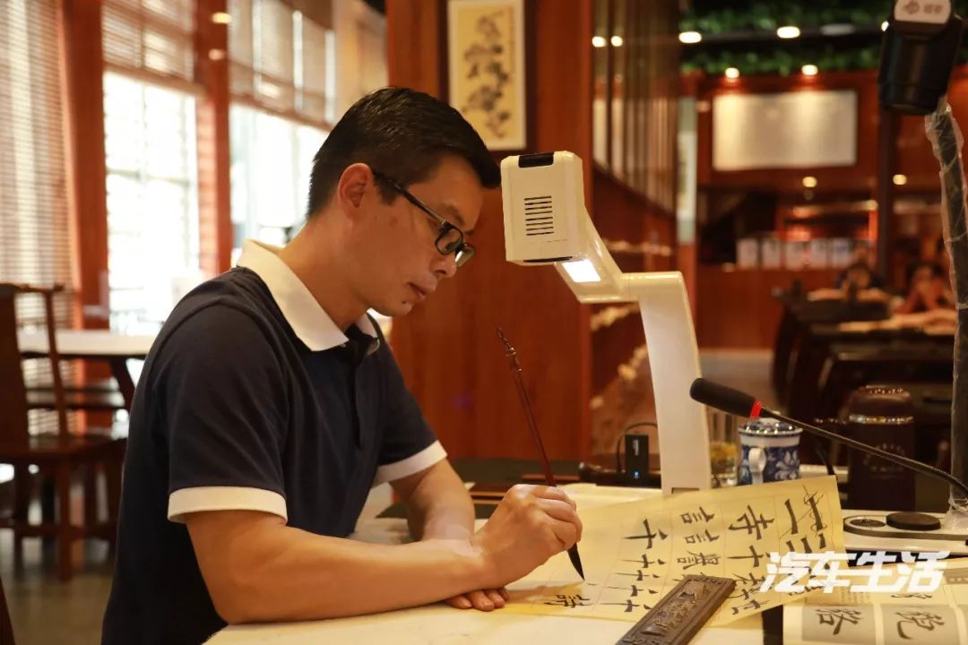 除了巴蜀笑星助阵,还搞了这些花样儿,这届麻辣盛典真的“打脑壳