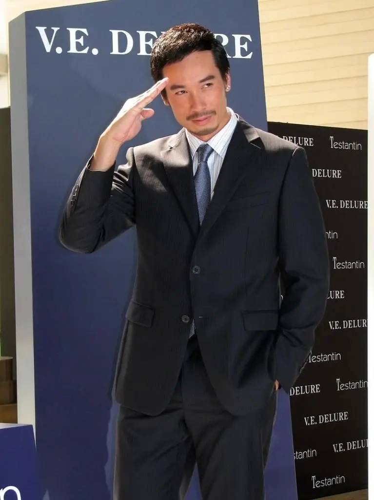 TVB视帝成翻版陈奕迅,老婆没工作狂买名牌包包,他狂拍戏赚钱