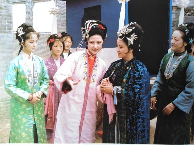 87版红楼梦里,杨树云为王熙凤设计了风格不同的妆容,堪称经典