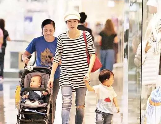TVB视帝成翻版陈奕迅,老婆没工作狂买名牌包包,他狂拍戏赚钱
