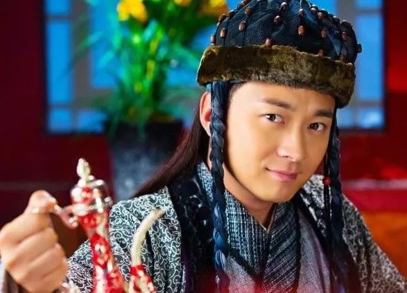 他是《至尊红颜》阴影,古装神剧的黄金男配,今终出息成导演