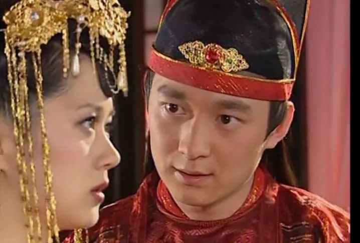 他是《至尊红颜》阴影,古装神剧的黄金男配,今终出息成导演
