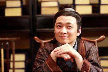 他是《至尊红颜》阴影,古装神剧的黄金男配,今终出息成导演