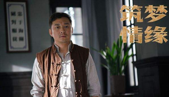 他是《至尊红颜》阴影,古装神剧的黄金男配,今终出息成导演