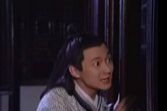 他是《至尊红颜》阴影,古装神剧的黄金男配,今终出息成导演