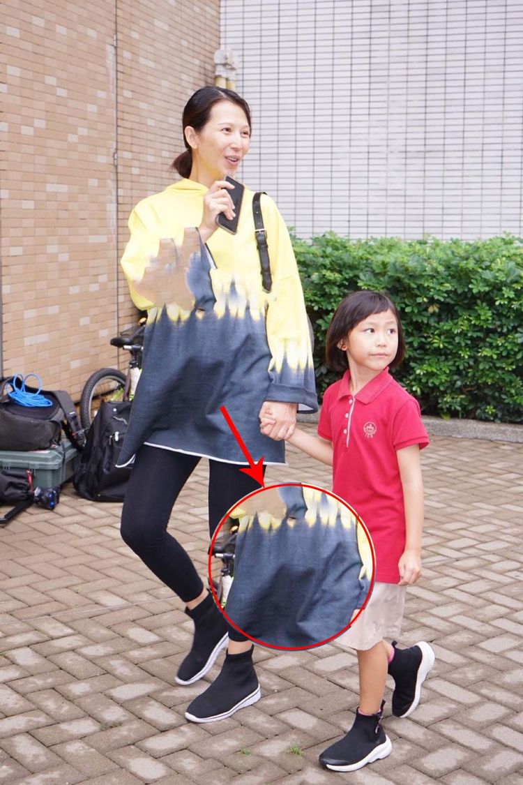 蔡少芬素颜挺孕肚和张晋一起接女儿放学,一人牵一个超幸福