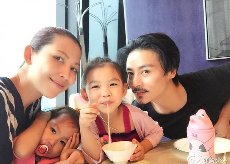 蔡少芬素颜挺孕肚和张晋一起接女儿放学,一人牵一个超幸福
