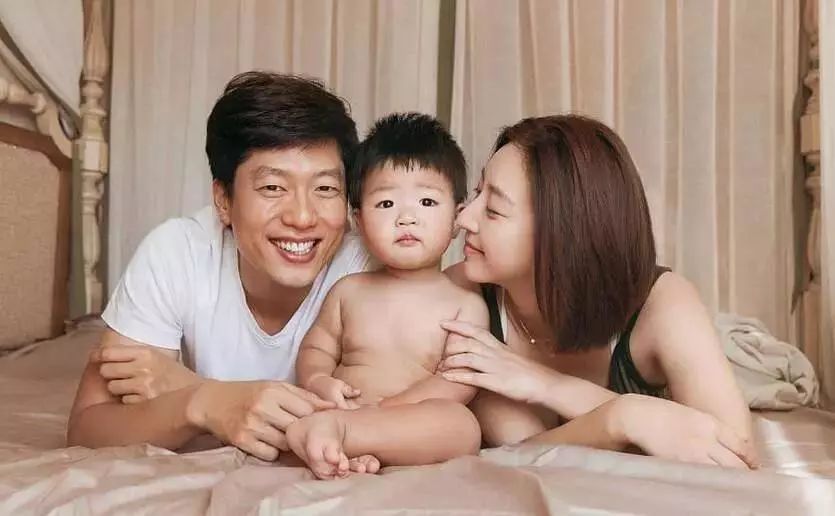 凌潇肃独栋豪宅曝光,出道17年离婚后身价反涨?客厅拥挤成婴儿房