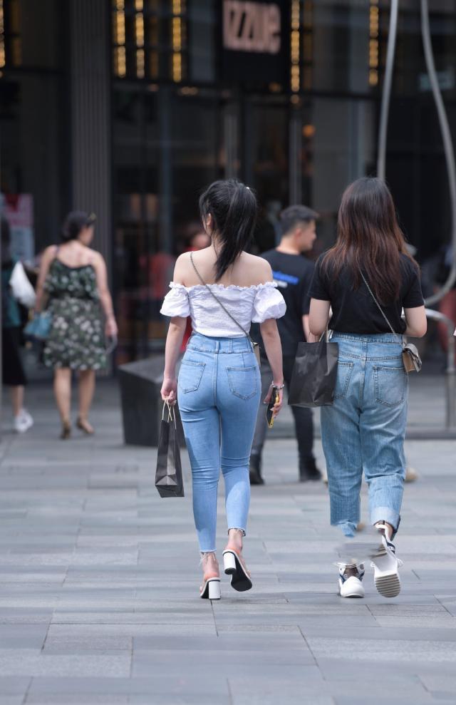 路走到一半,就变了;手牵到一半,就散了;心爱到一半,就淡了