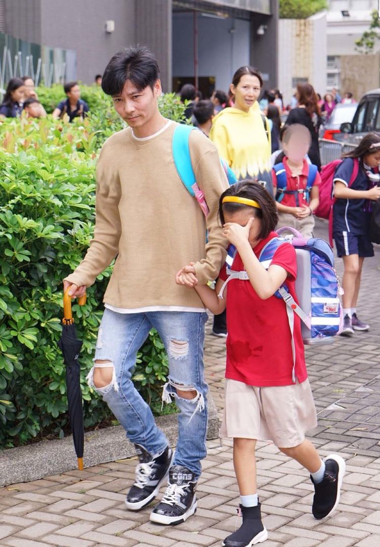 蔡少芬素颜挺孕肚和张晋一起接女儿放学,一人牵一个超幸福