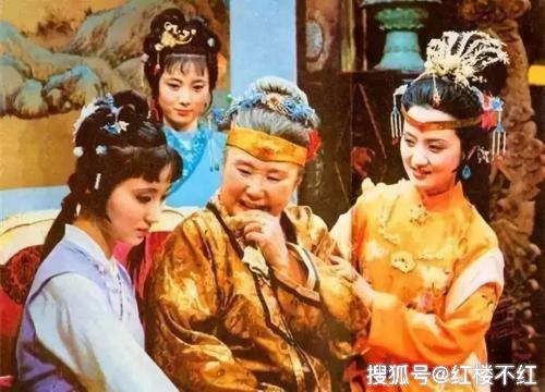 《红楼梦》贾母为何一直拖着宝黛婚事不落实?看明白的人太少