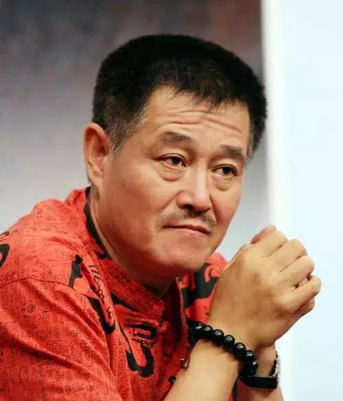 赵本山半夜强撑工作神情疲惫,为儿女操碎心,62岁的他不敢老