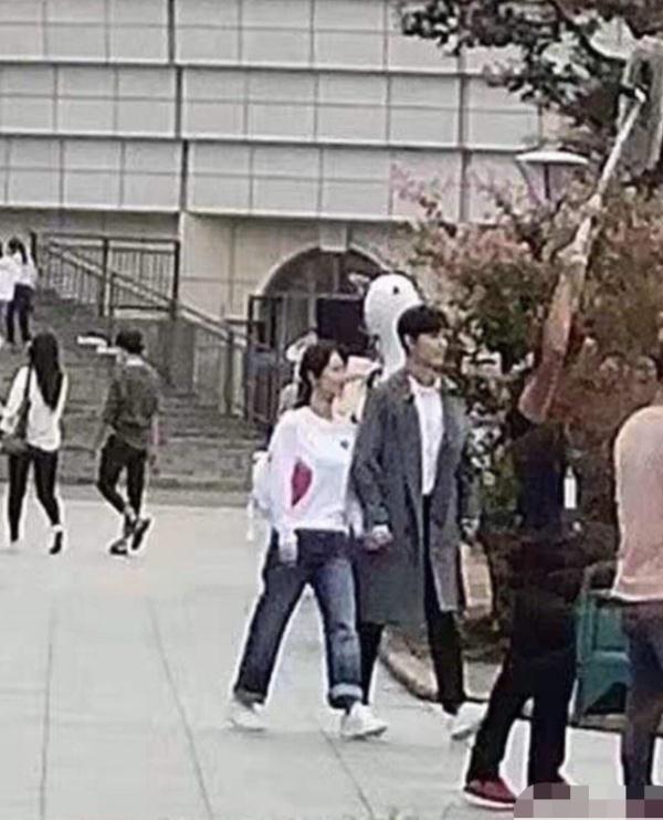 肖战吻戏路透时间微妙,与陈情令见面会时间撞了,刻意拆cp?
