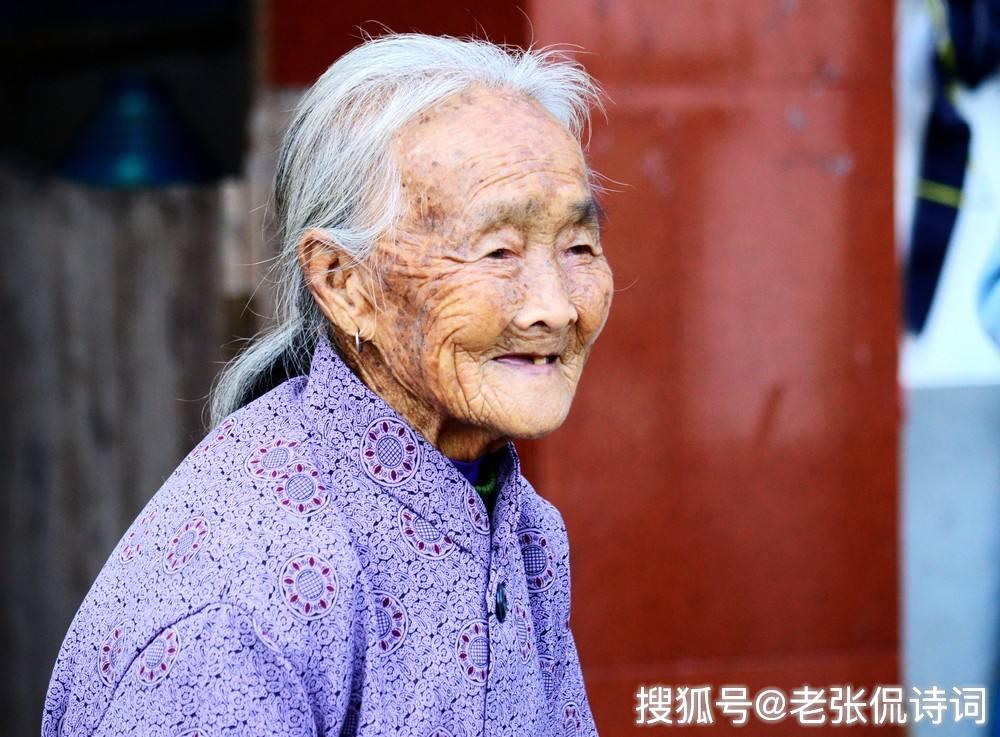清代词人穷困潦倒,写下最悲伤告别母亲的诗句,最后七字最为扎心