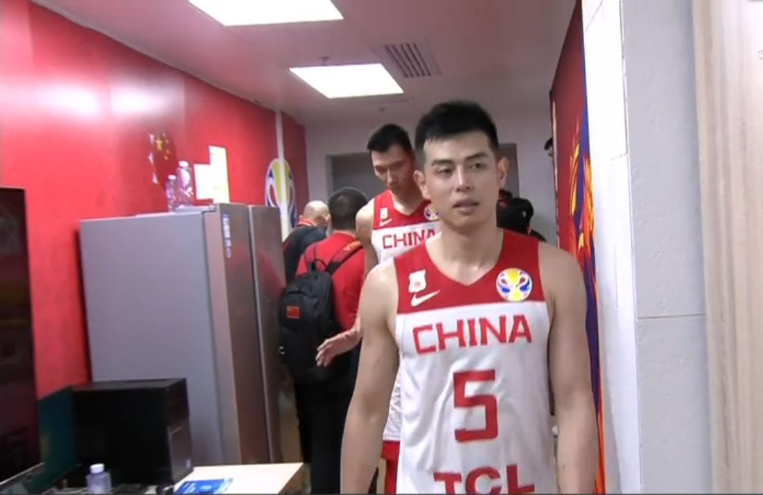 定海神针!方硕赛后回更衣室抱怨裁判,姚明指着他连说3遍:全靠自己
