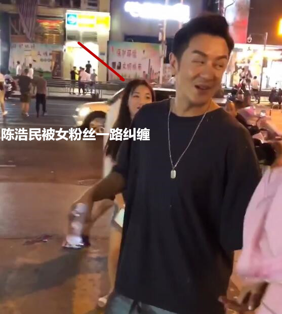 陈浩民带妻子逛街,女粉丝死缠烂打,当着蒋丽莎的面要男方的电话