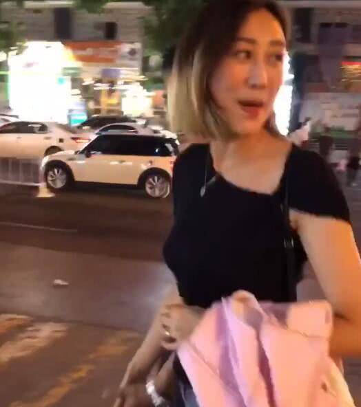 陈浩民带妻子逛街,女粉丝死缠烂打,当着蒋丽莎的面要男方的电话