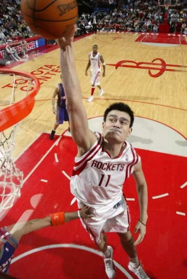 中国最出色3位NBA球员,周琦发球失误受辱骂,而阿联拼命拿分