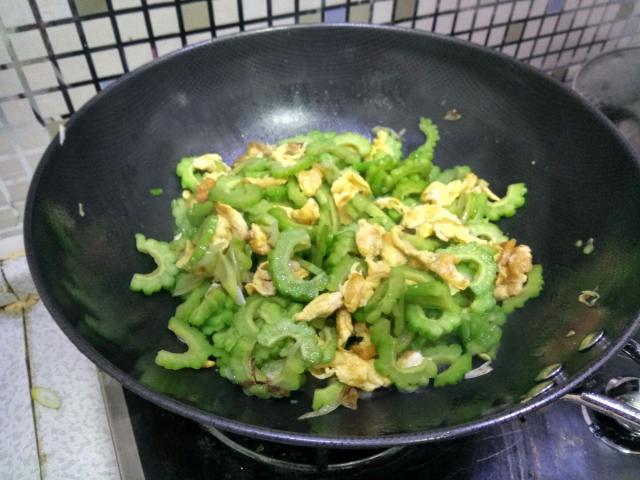 苦瓜苦味难去?大厨教你一招,苦味全无,清脆爽口