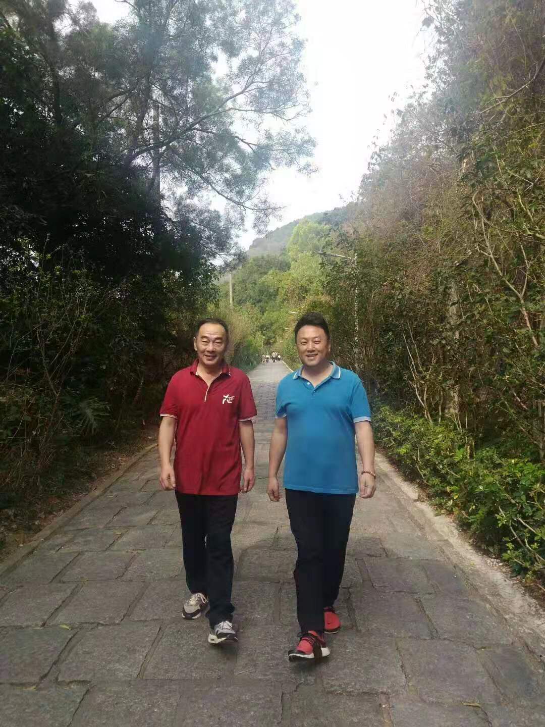 在路上,深圳一天,早登山,午打高尔夫,晚享艺术熏陶,愉快丰富
