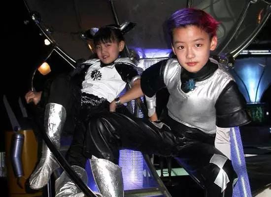 因《快乐星球》走红,他在剧中会七国语言,长大后品行不端被痛骂