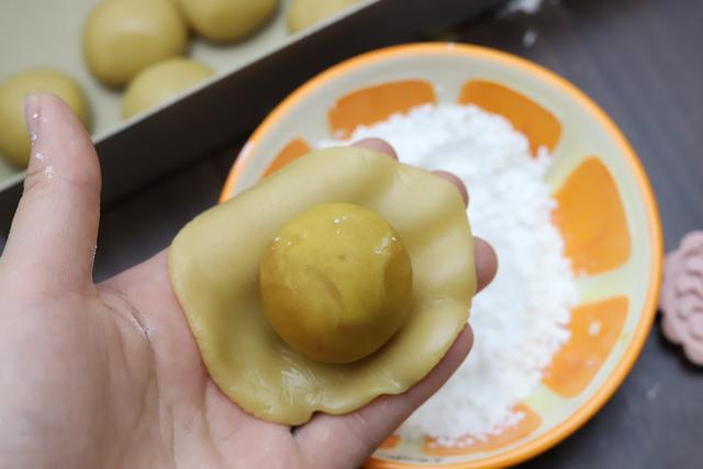 自制月饼一点也不难,我家月饼从来不用买,很快就能做出来