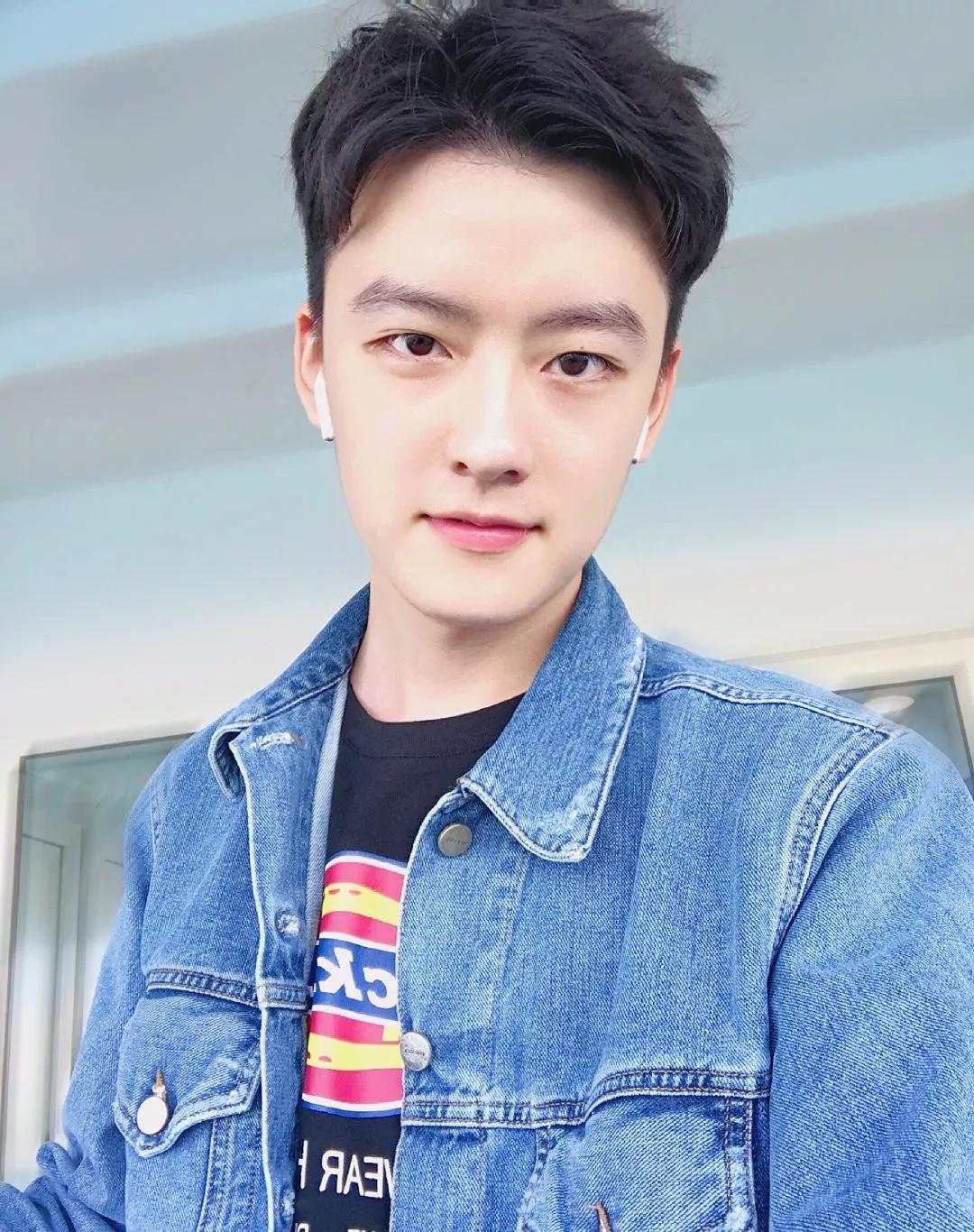 因《快乐星球》走红,他在剧中会七国语言,长大后品行不端被痛骂