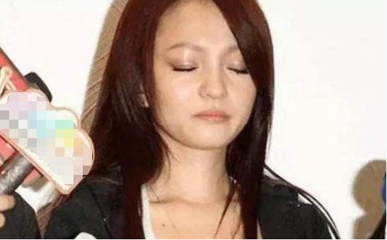 他因与张韶涵妈妈地下情曝光,导致母女反目,今靠一首歌吃一辈子