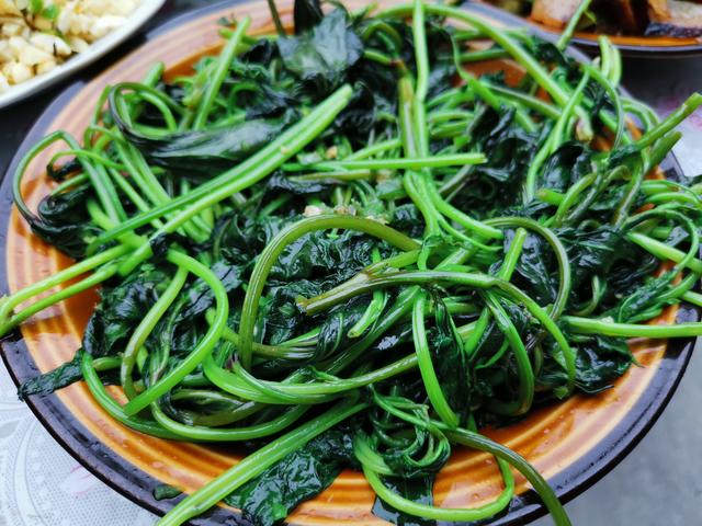 中秋回家,丈母娘准备的9菜1汤,丰盛美味,全家吃得其乐融融