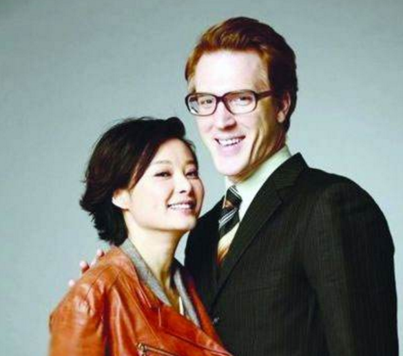 袁立与老公同框秀恩爱,曾两度闪婚无果后,与小11岁诗人男友结婚